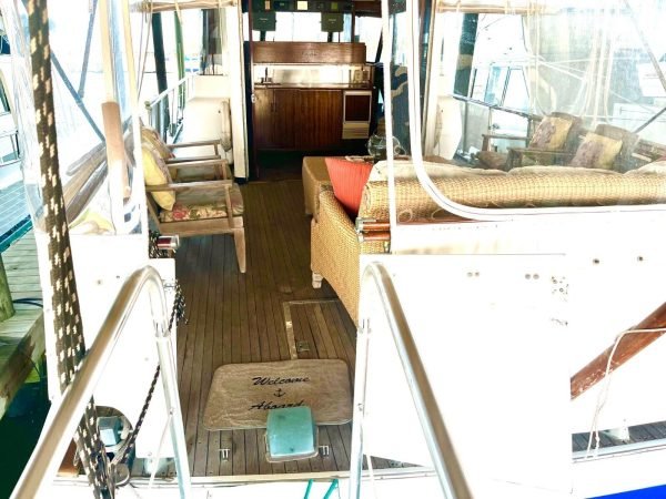 Chris Craft 57' Constellation 1967 Classic Yacht Custom Pilot House - Image 3