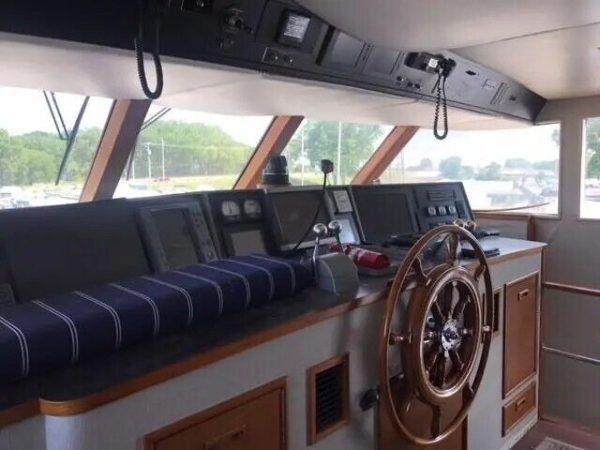 LA ISLA 91 Foot Broward Raised Bridge Motor Yacht - Image 7