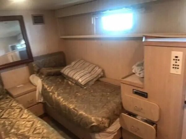 LA ISLA 91 Foot Broward Raised Bridge Motor Yacht - Image 11